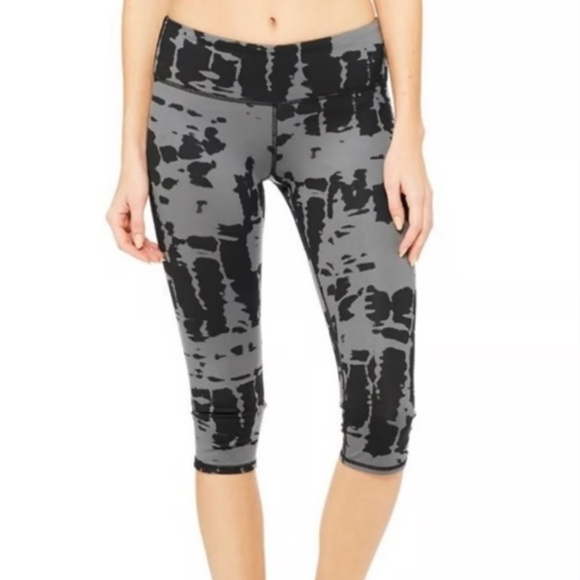 Alo Yoga airbrush leggings in tie dye capri size Large - Picture 4 of 4